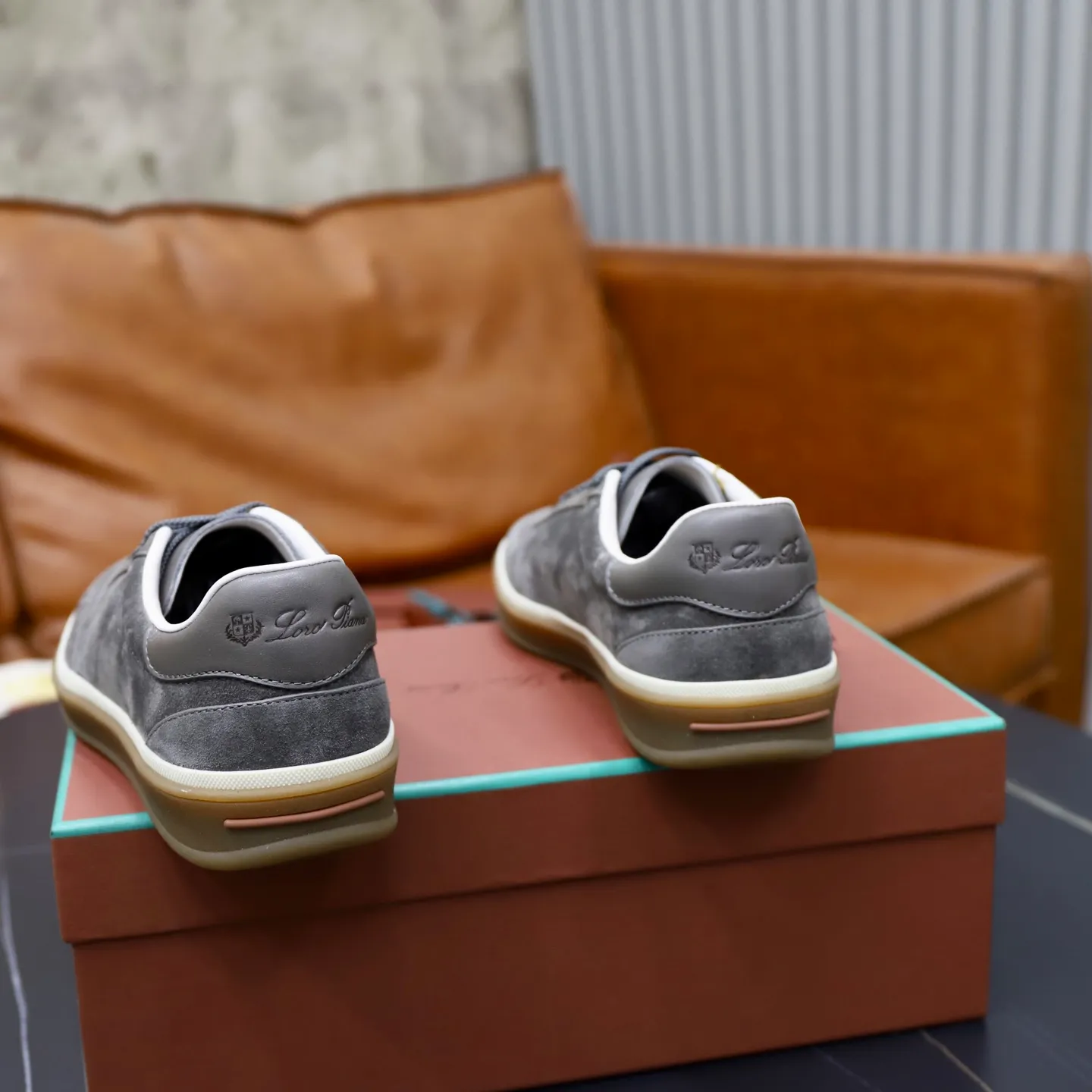 Ex-factory price: 560💰Loro Riana men’s moral training sneakers! Made from high-quality materials and designed in a low-cut silhouette, it offers an elegant and stylish look that's suitable for year-round wear. The unique double-layer sole aesthetic design, caramel cup-shaped outsole is decorated with off-white rubber trim, creating an attractive color combination. Pair with tailored pieces or jeans for a sophisticated yet casual look. The heel is decorated with soft cow leather tongue with Kummel color inserts and cotton laces with embossed LP logo. Upper: cow split suede. Lining: original thickened soft sheepskin. Size: 38-39-40-41-42-43-44 (customized in 45.46)